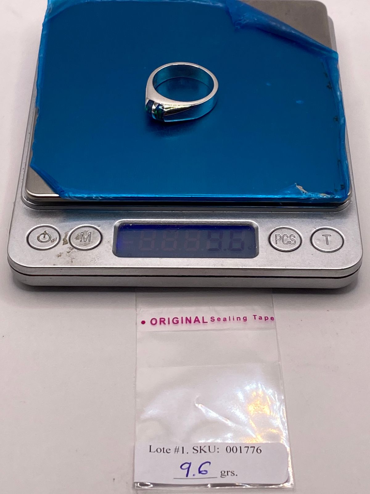 Anillo de Ópalo de Fuego Azul con Destellos Verdes en Plata Ley .925
