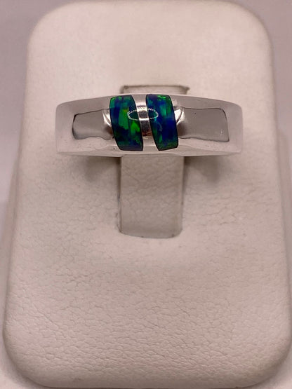 Anillo de Ópalo de Fuego Azul con Destellos Verdes en Plata Ley .925, vista frontal