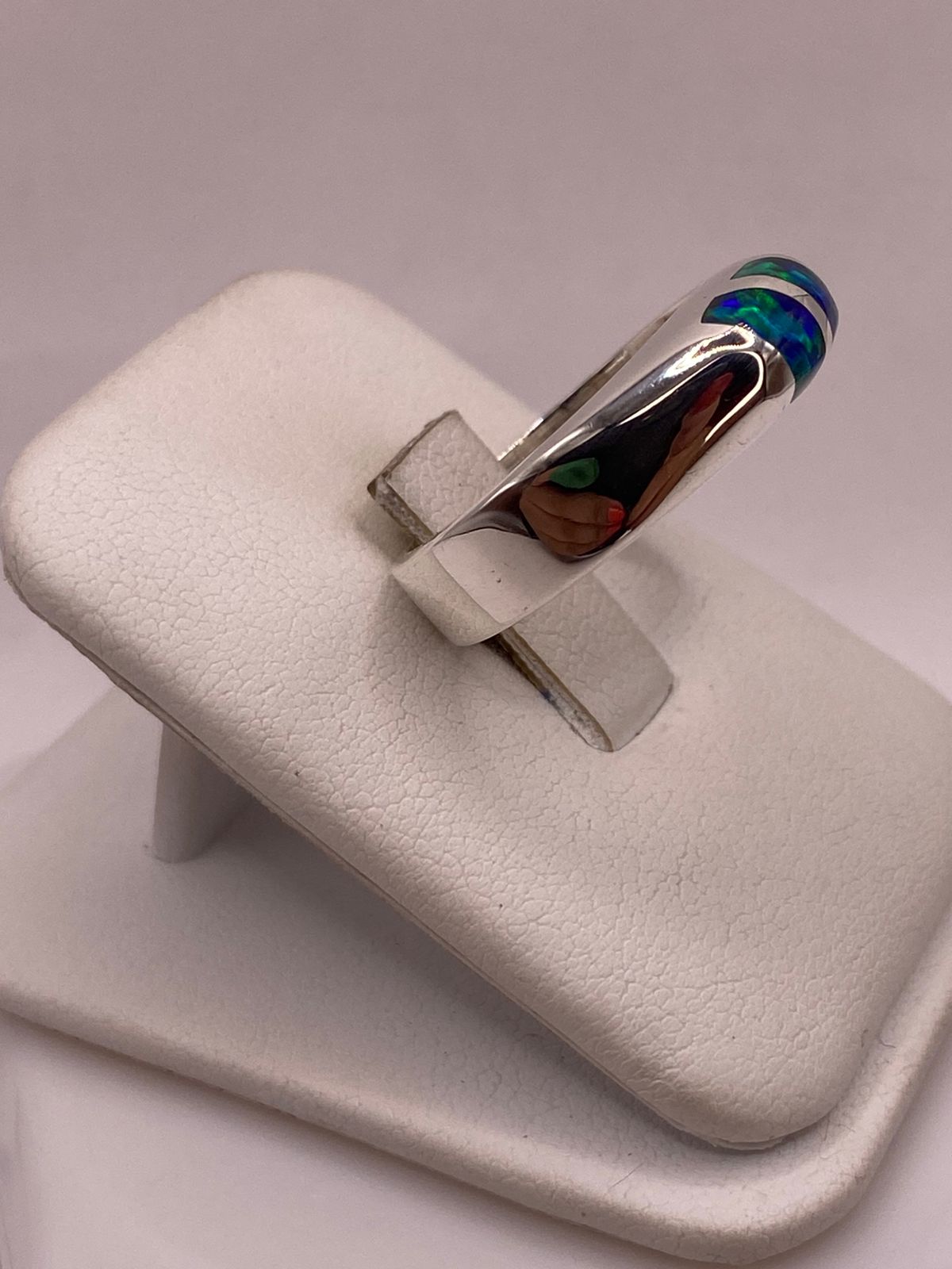 Anillo de Ópalo de Fuego Azul con Destellos Verdes en Plata Ley .925