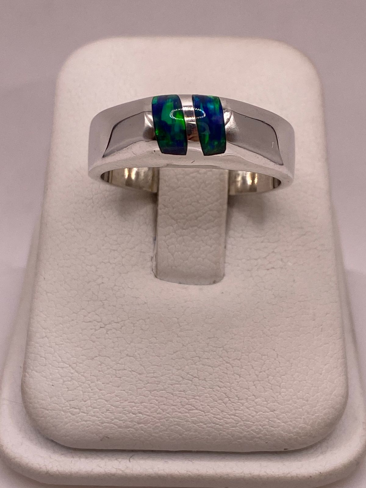 Anillo de Ópalo de Fuego Azul con Destellos Verdes en Plata Ley .925