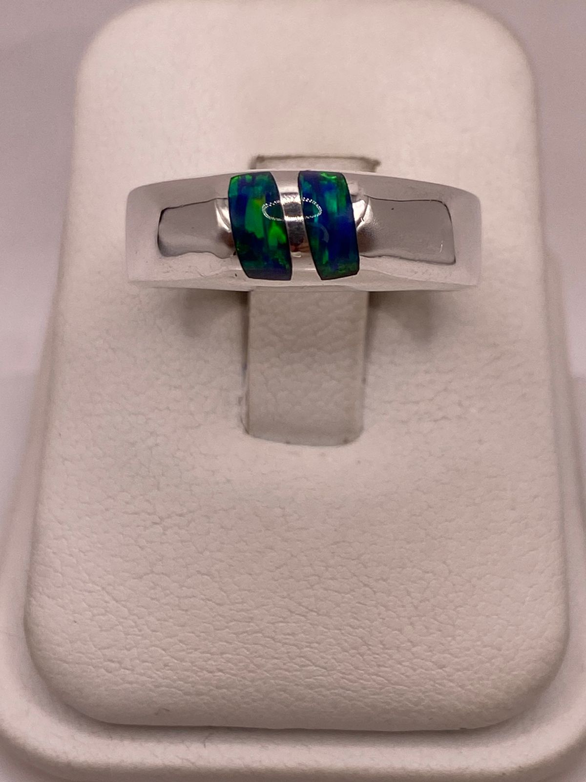 Anillo de Ópalo de Fuego Azul con Destellos Verdes en Plata Ley .925