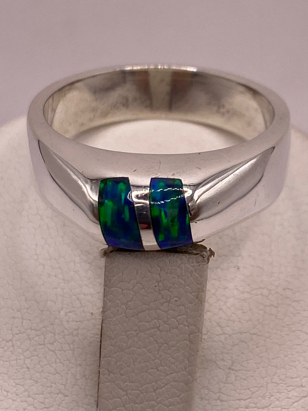 Anillo de Ópalo de Fuego Azul con Destellos Verdes en Plata Ley .925