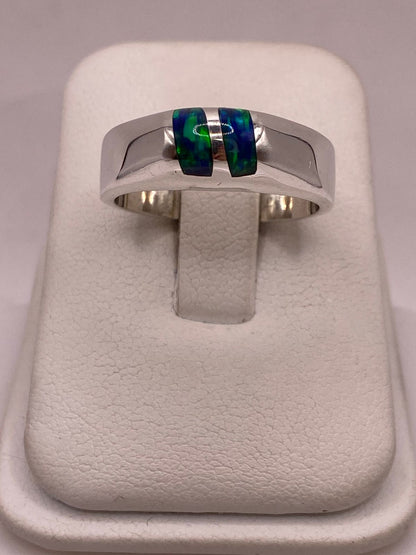 Anillo de Ópalo de Fuego Azul con Destellos Verdes en Plata Ley .925, vista frontal
