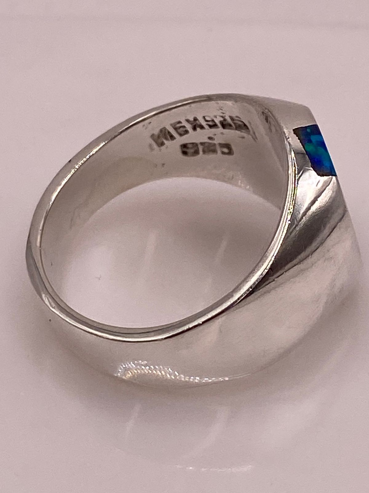 Anillo de Ópalo de Fuego Azul Iridiscente en Plata Ley .925