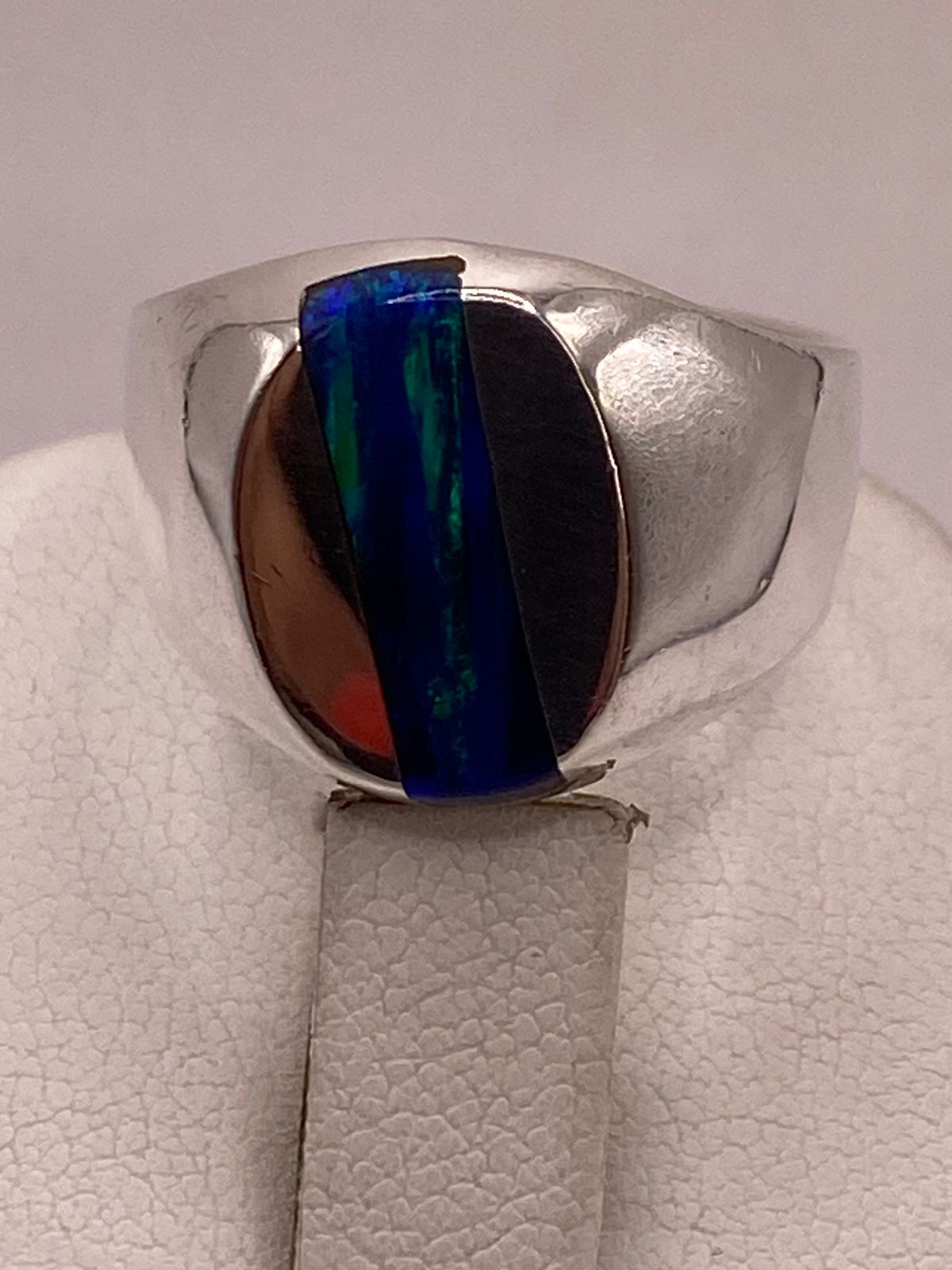 Anillo de Ópalo de Fuego Azul Iridiscente en Plata Ley .925