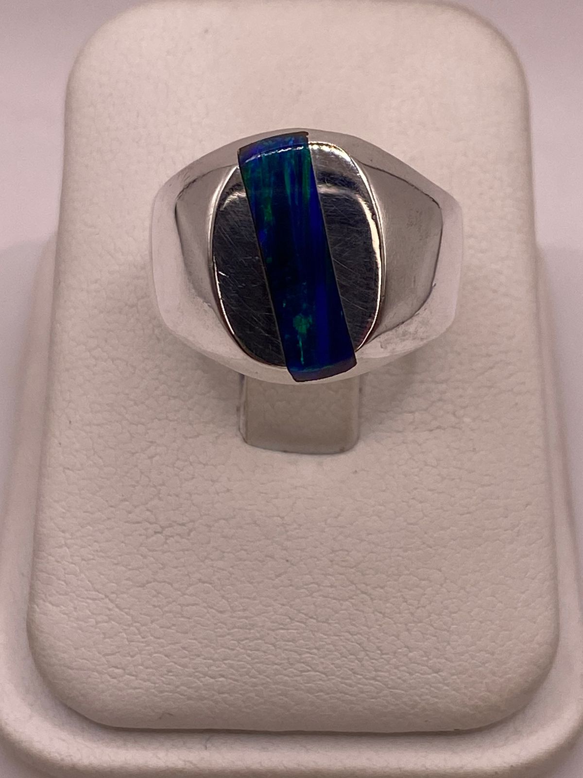 Anillo de Ópalo de Fuego Azul Iridiscente en Plata Ley .925