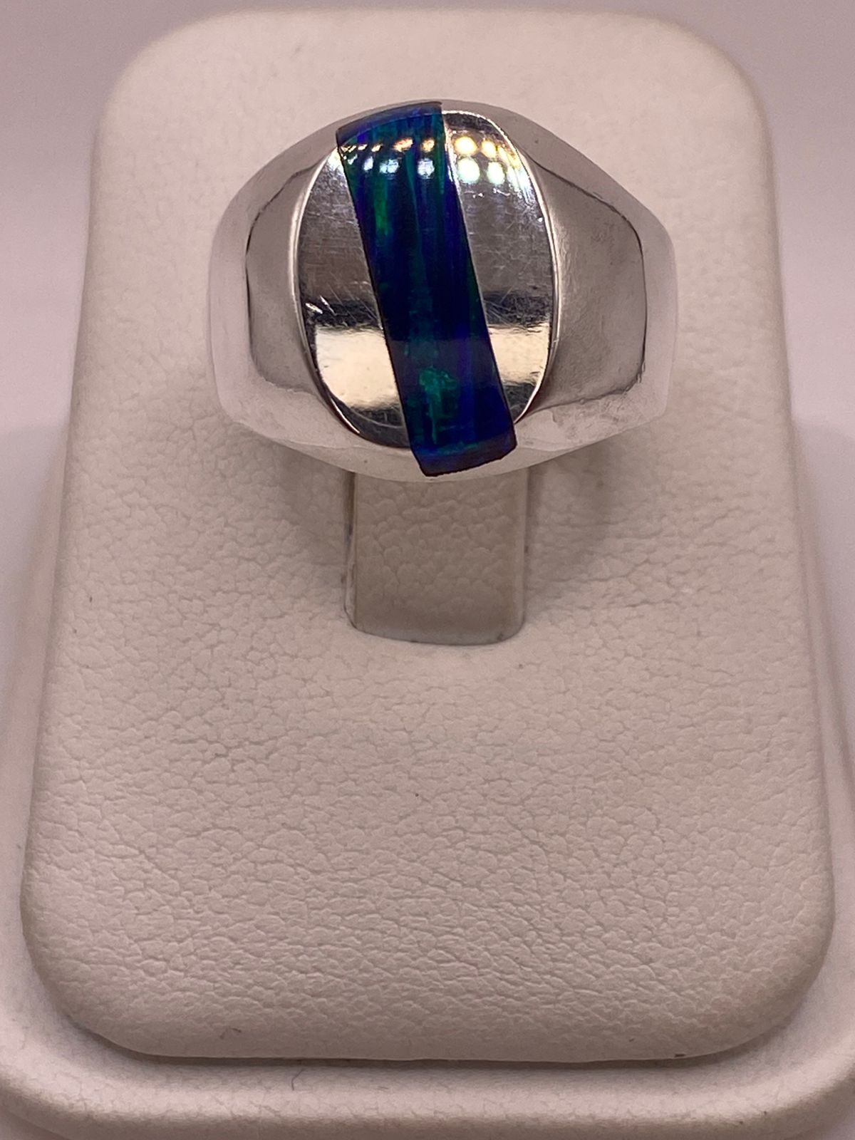 Anillo de Ópalo de Fuego Azul Iridiscente en Plata Ley .925