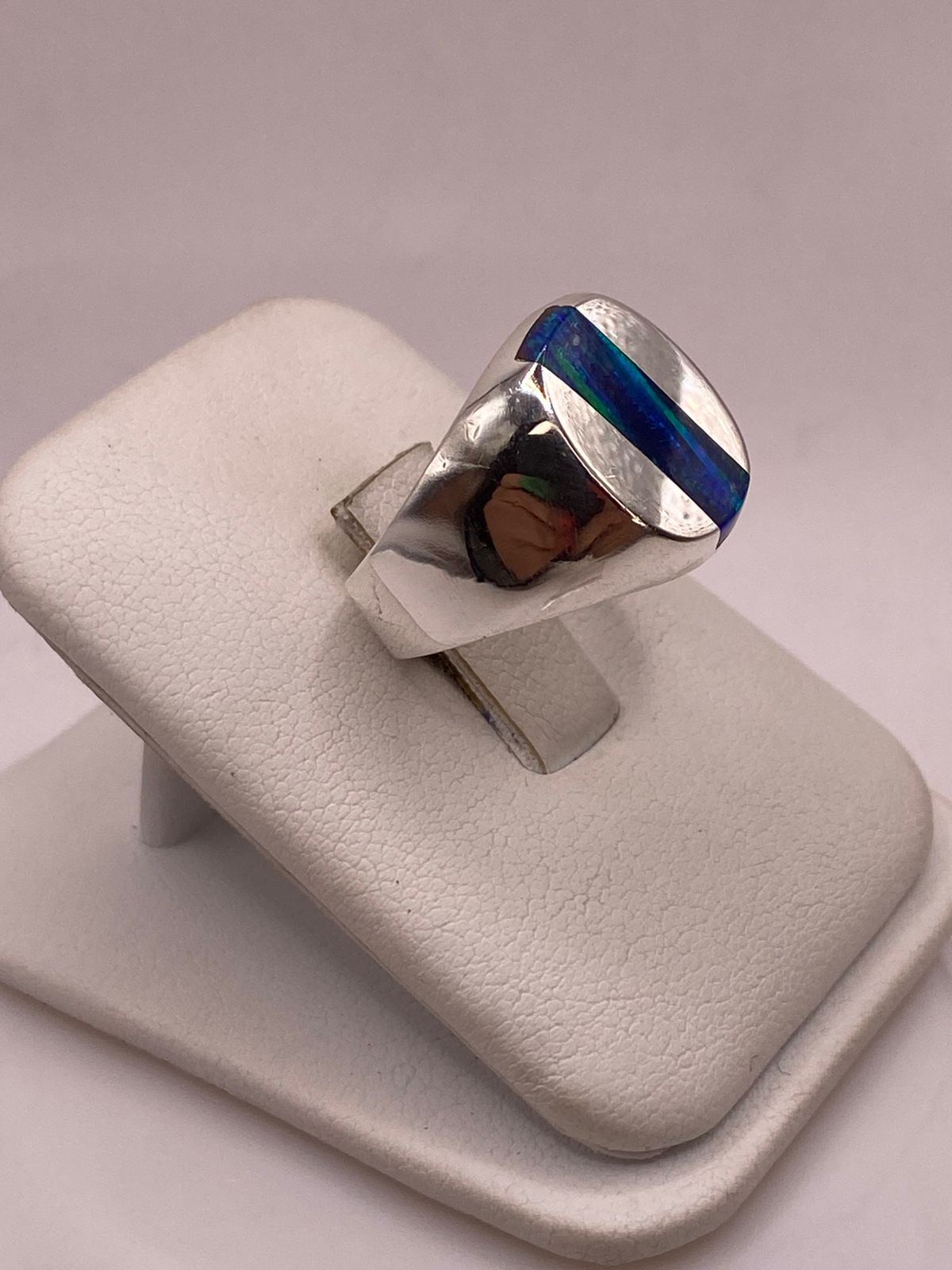 Anillo de Ópalo de Fuego Azul Iridiscente en Plata Ley .925