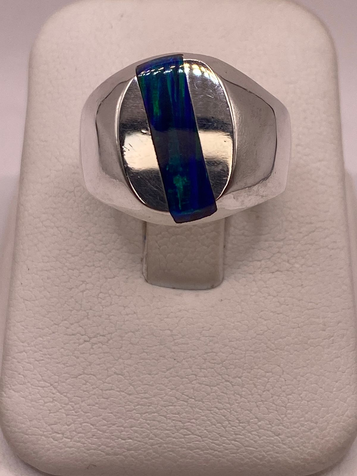 Anillo de Ópalo de Fuego Azul Iridiscente en Plata Ley .925