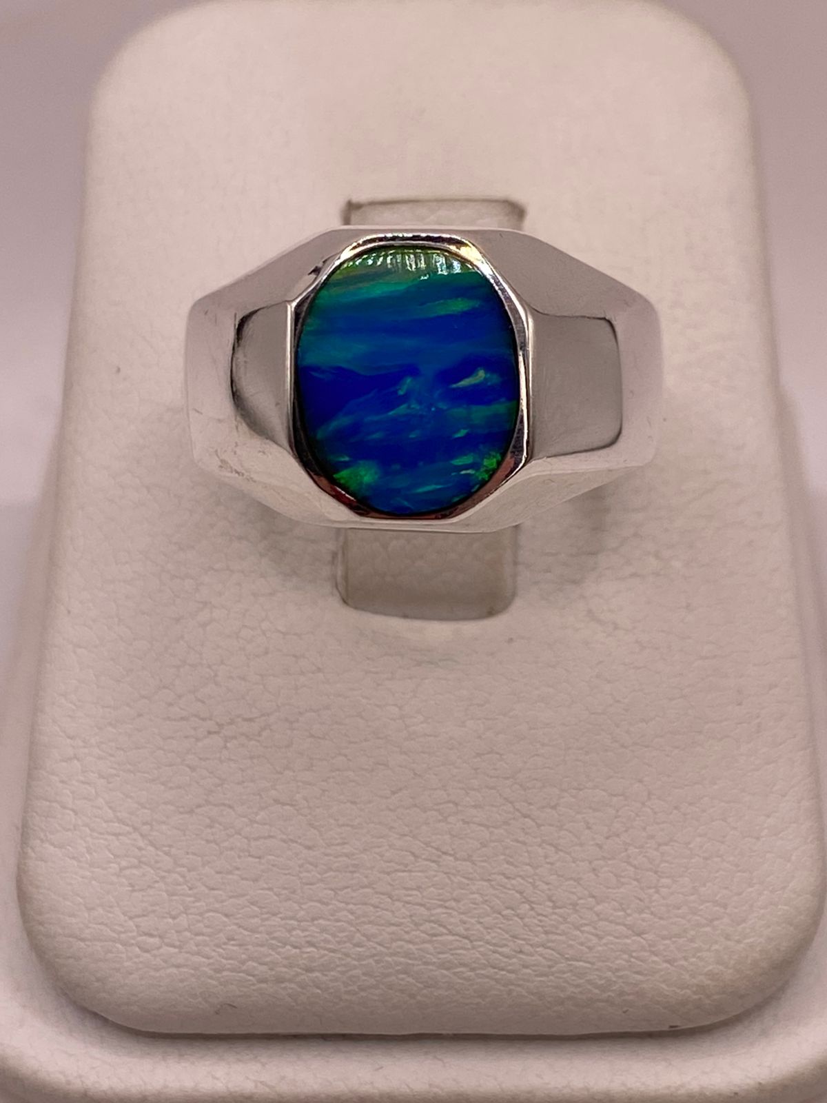 ANILLO DE ÓPALO DE FUEGO AZUL IRIDISCENTE EN PLATA LEY .925