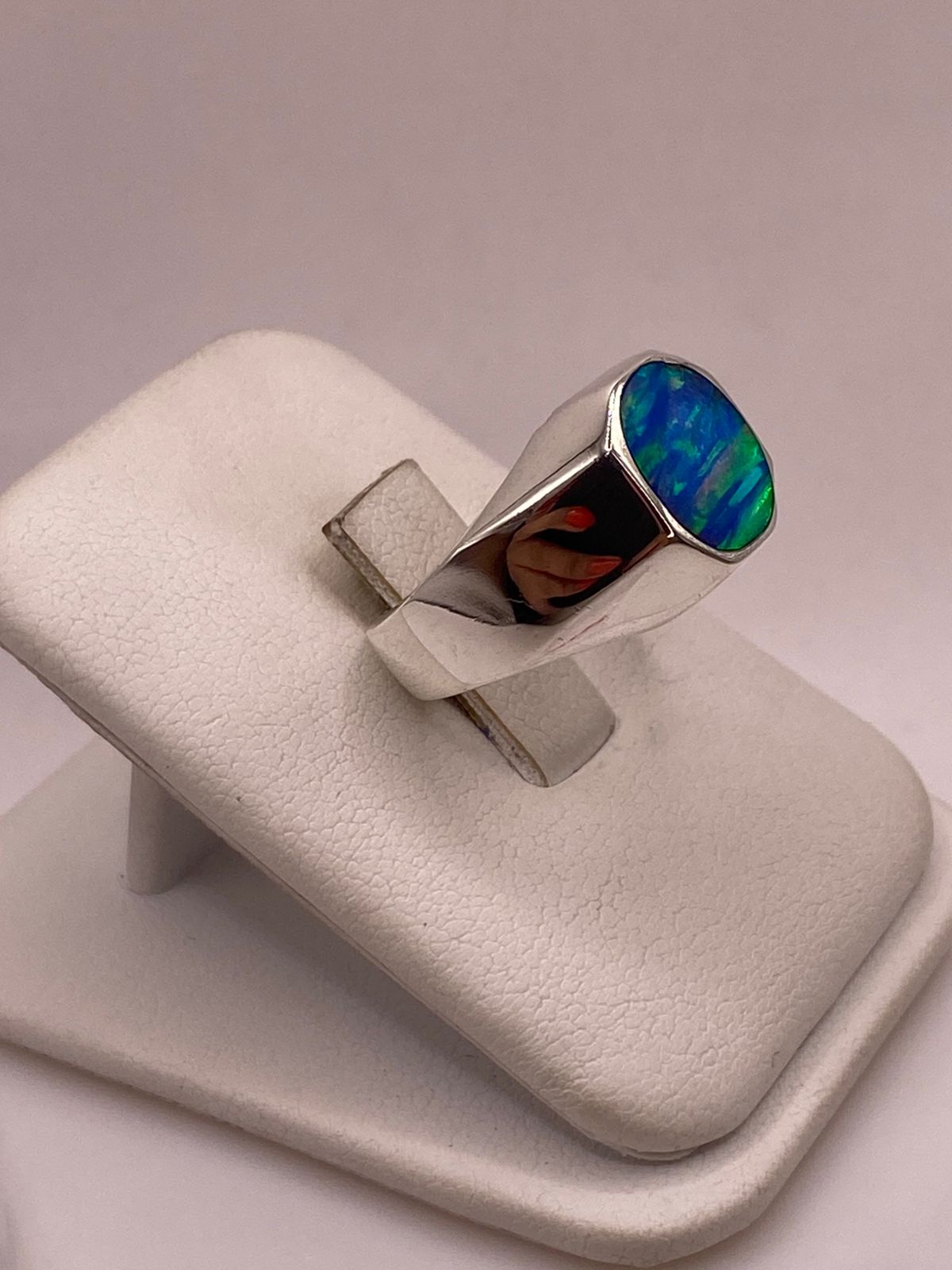 ANILLO DE ÓPALO DE FUEGO AZUL IRIDISCENTE EN PLATA LEY .925
