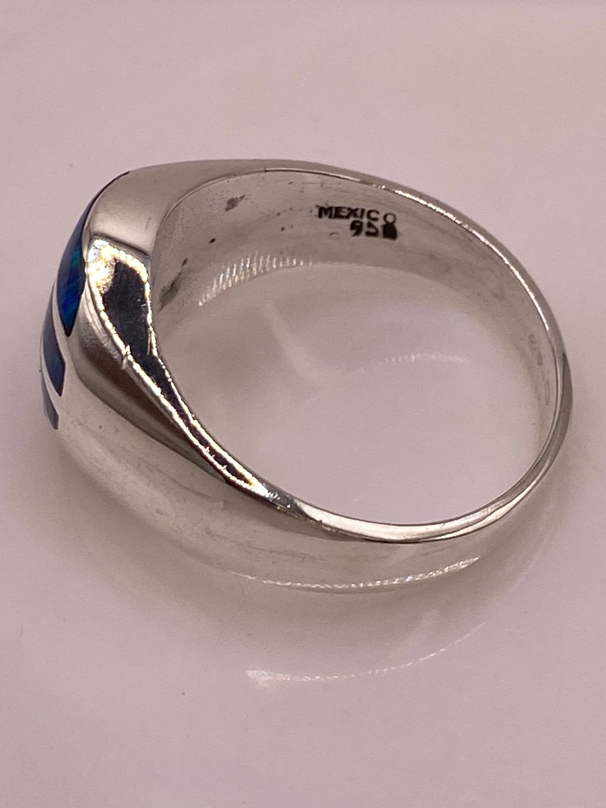 Anillo de Ópalo de Fuego Azul Iridiscente en Plata Ley 950