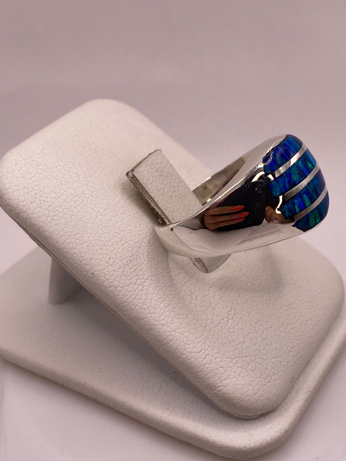 Anillo de Ópalo de Fuego Azul Iridiscente en Plata Ley 950