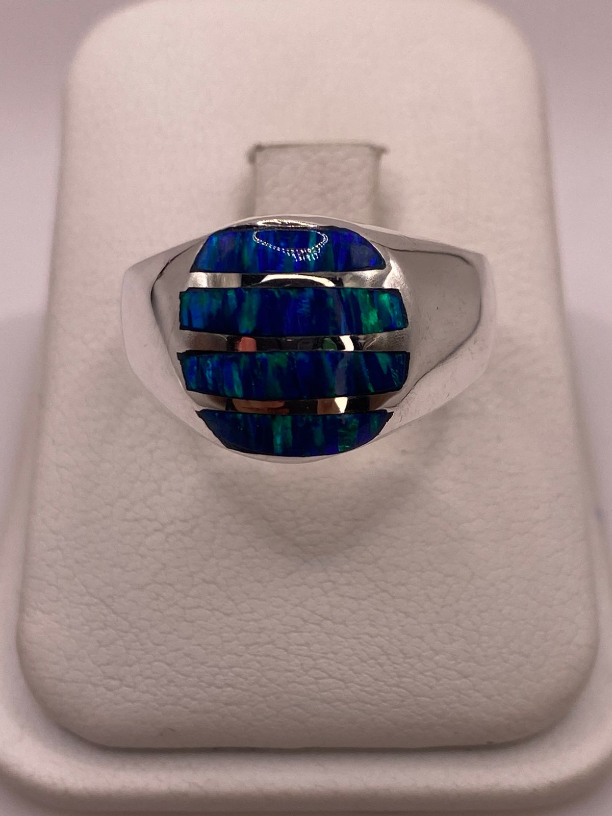 Anillo de Ópalo de Fuego Azul Iridiscente en Plata Ley 950