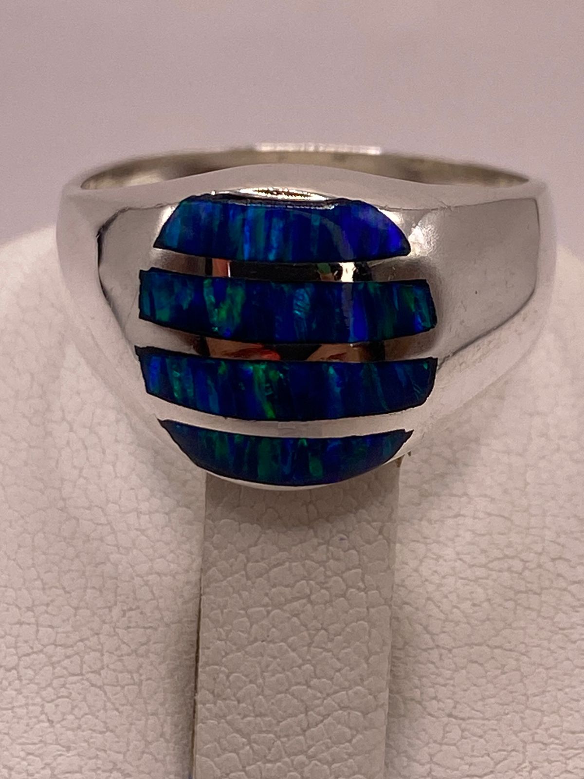 Anillo de Ópalo de Fuego Azul Iridiscente en Plata Ley 950