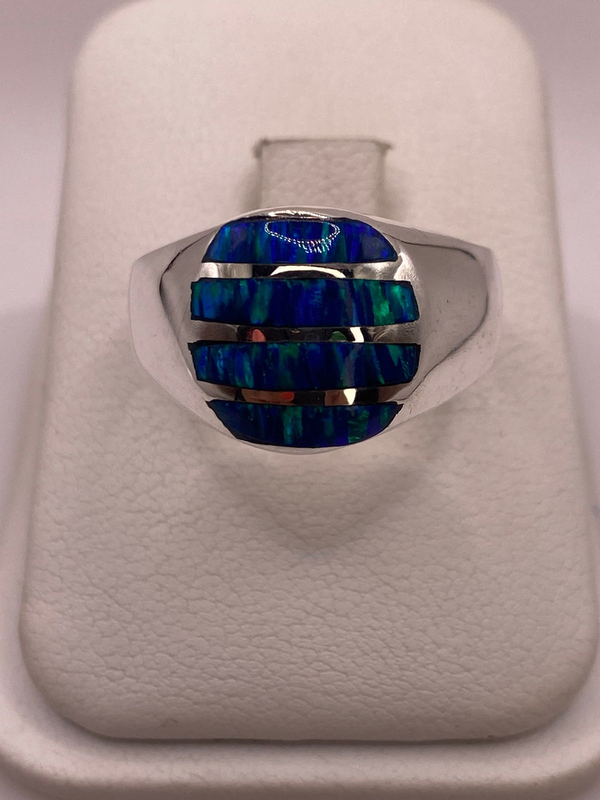 Anillo de Ópalo de Fuego Azul Iridiscente en Plata Ley 950