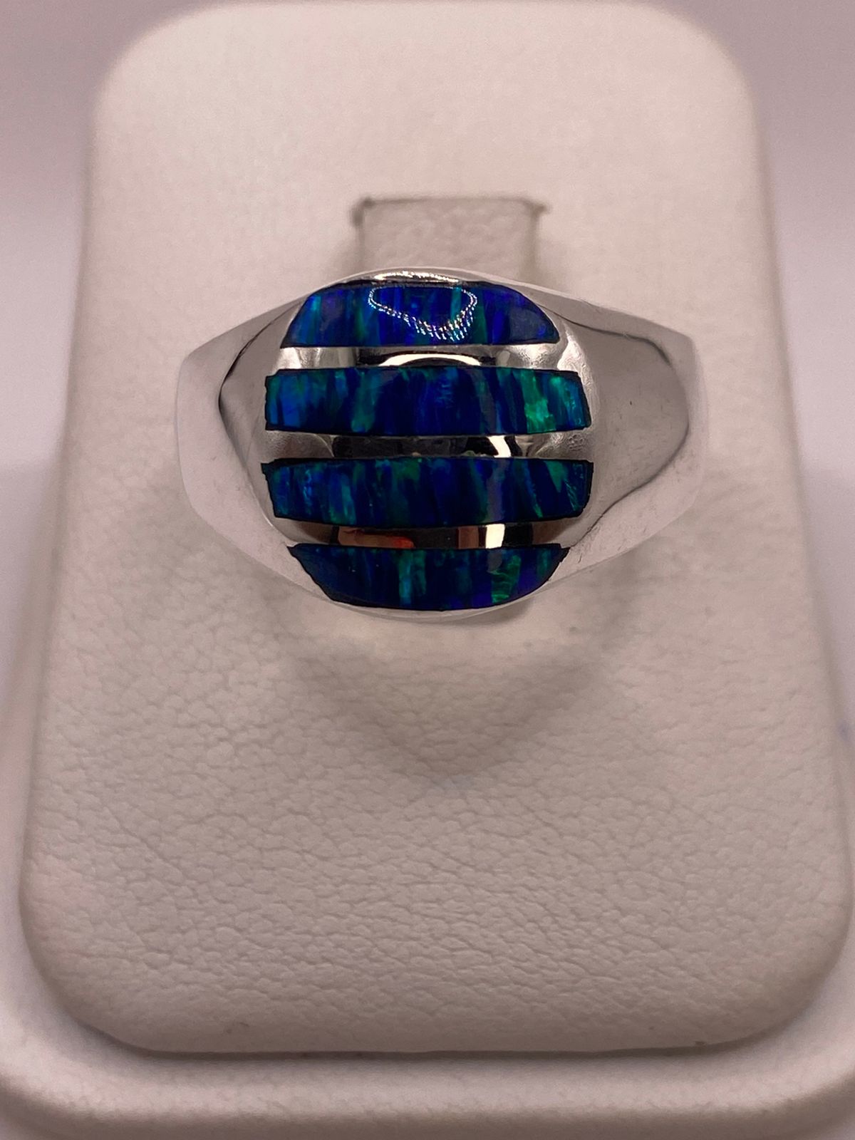 Anillo de Ópalo de Fuego Azul Iridiscente en Plata Ley 950