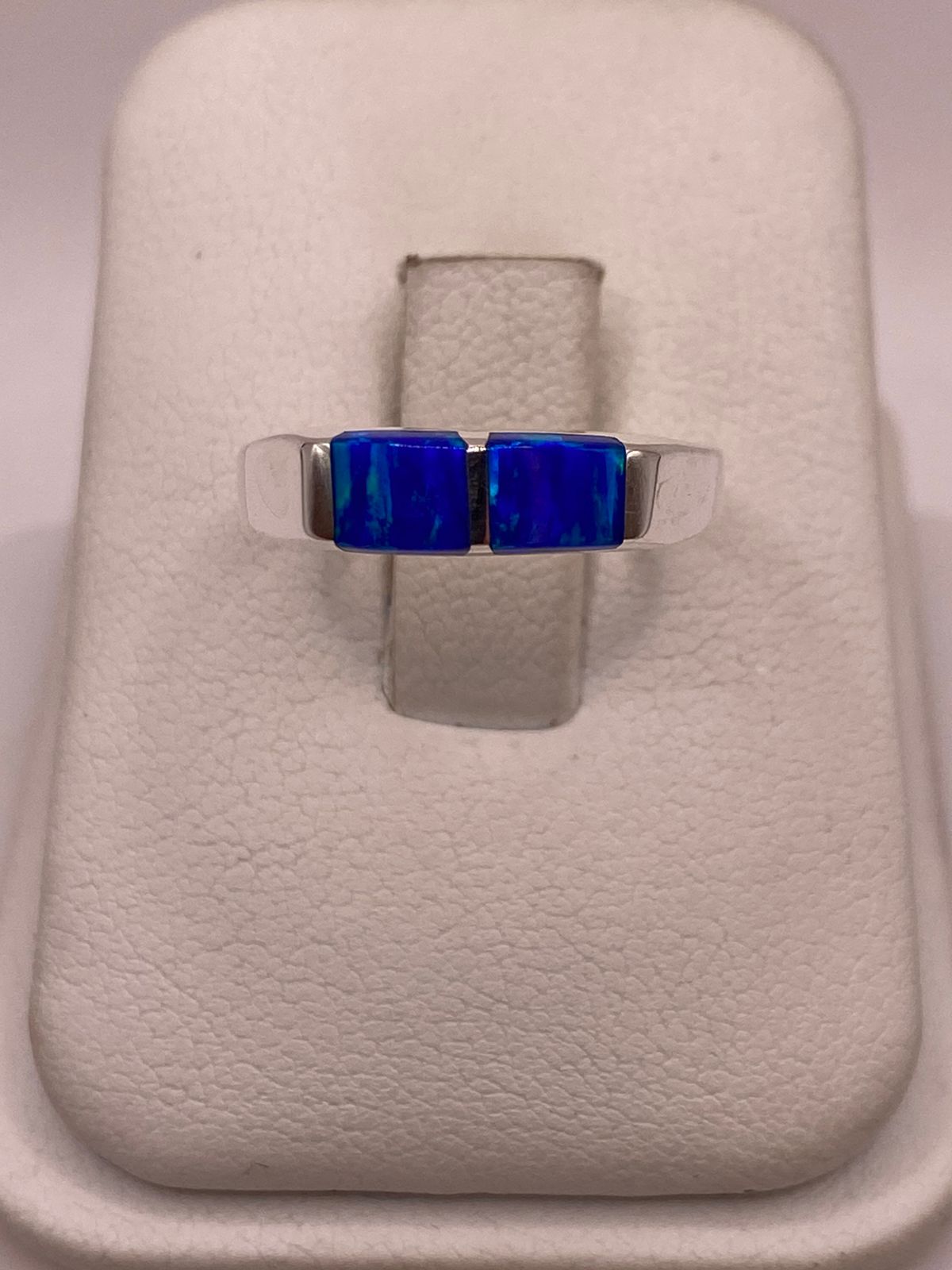 ANILLO CON ÓPALO DE FUEGO AZUL MARINO CON DESTELLOS VERDES EN PLATA LEY .925