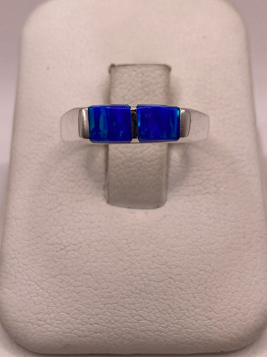 Anillo con Ópalo de Fuego Azul Marino con Destellos Verdes en Plata Ley .925, vista frontal