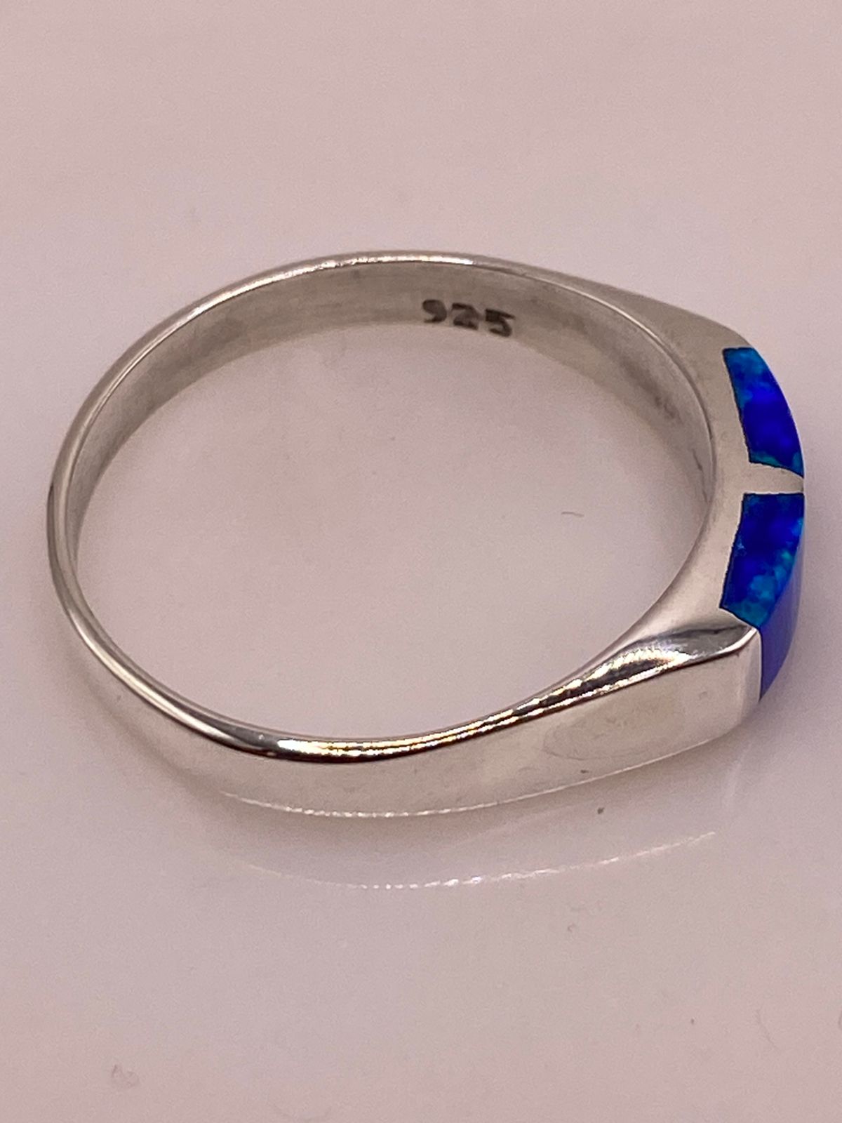ANILLO CON ÓPALO DE FUEGO AZUL MARINO CON DESTELLOS VERDES EN PLATA LEY .925