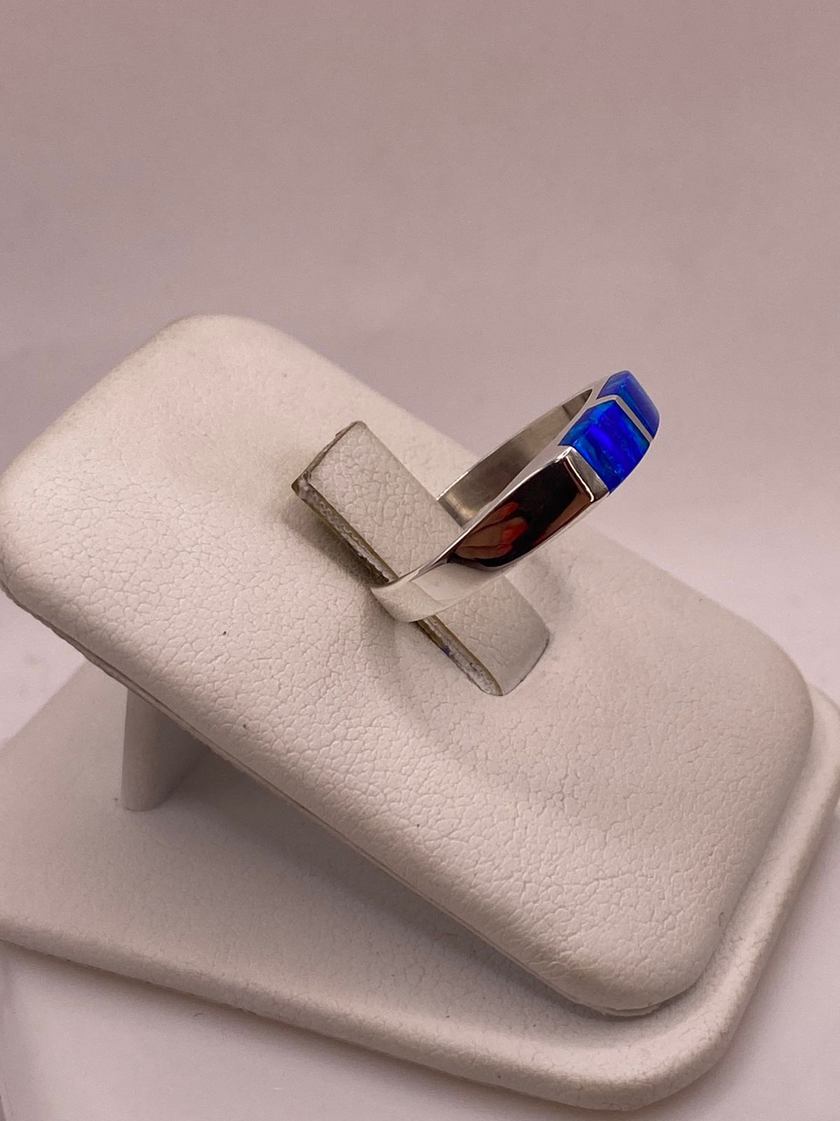 ANILLO CON ÓPALO DE FUEGO AZUL MARINO CON DESTELLOS VERDES EN PLATA LEY .925