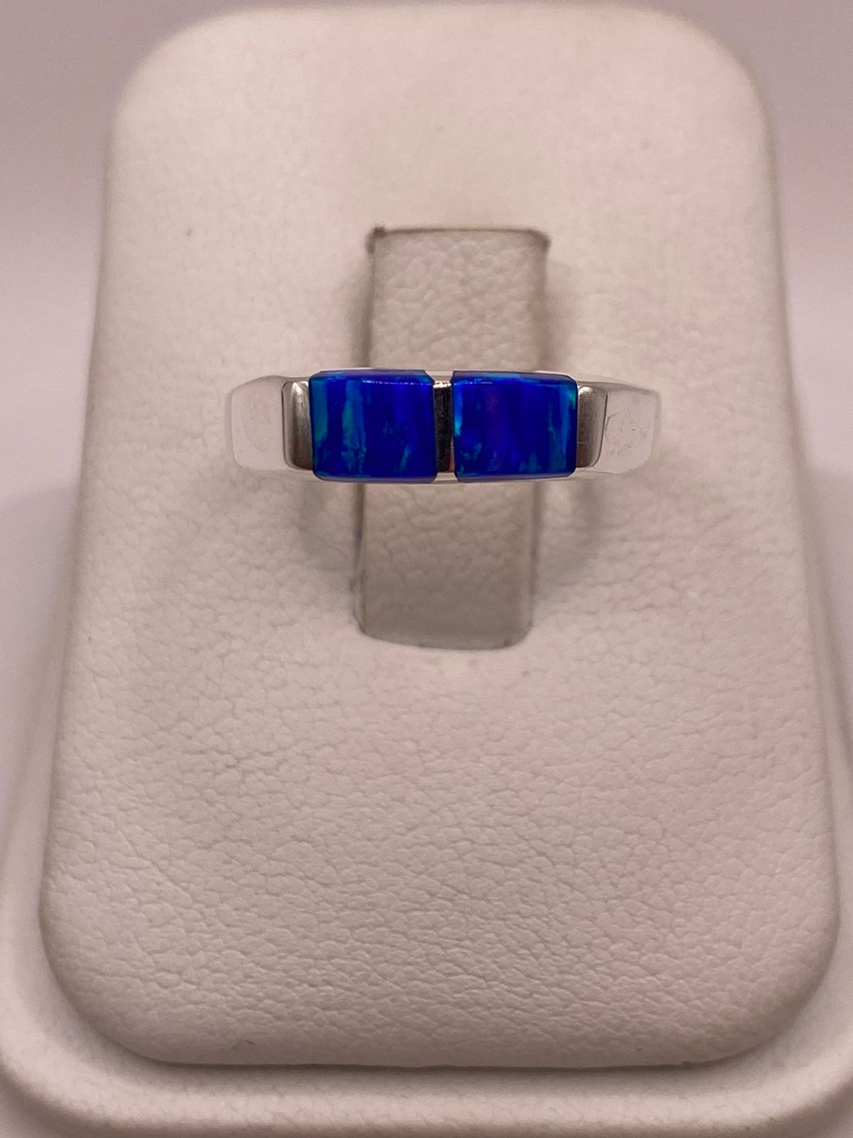 ANILLO CON ÓPALO DE FUEGO AZUL MARINO CON DESTELLOS VERDES EN PLATA LEY .925