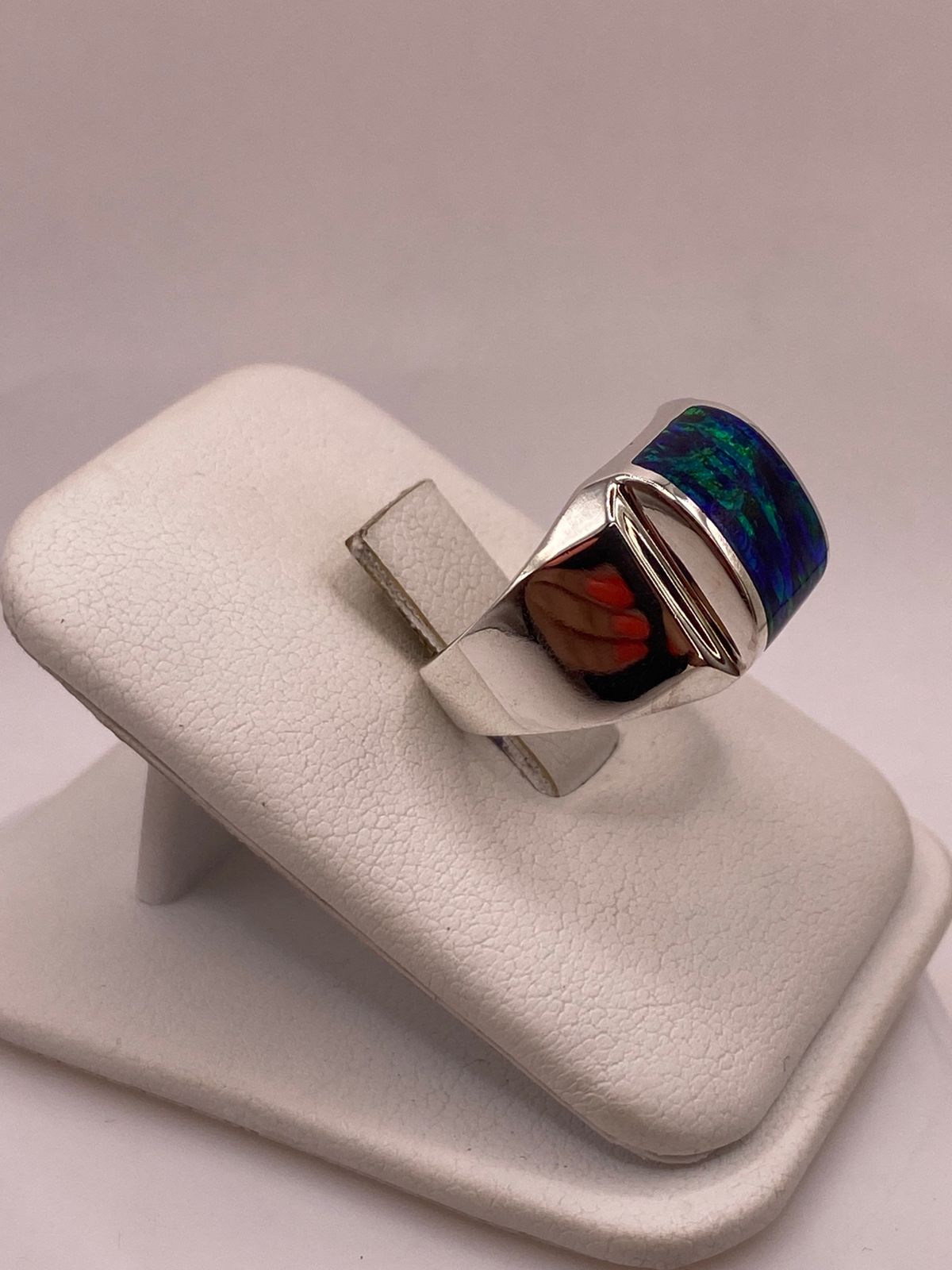ANILLO CON ÓPALO DE FUEGO AZUL MARINO EN PLATA LEY .950