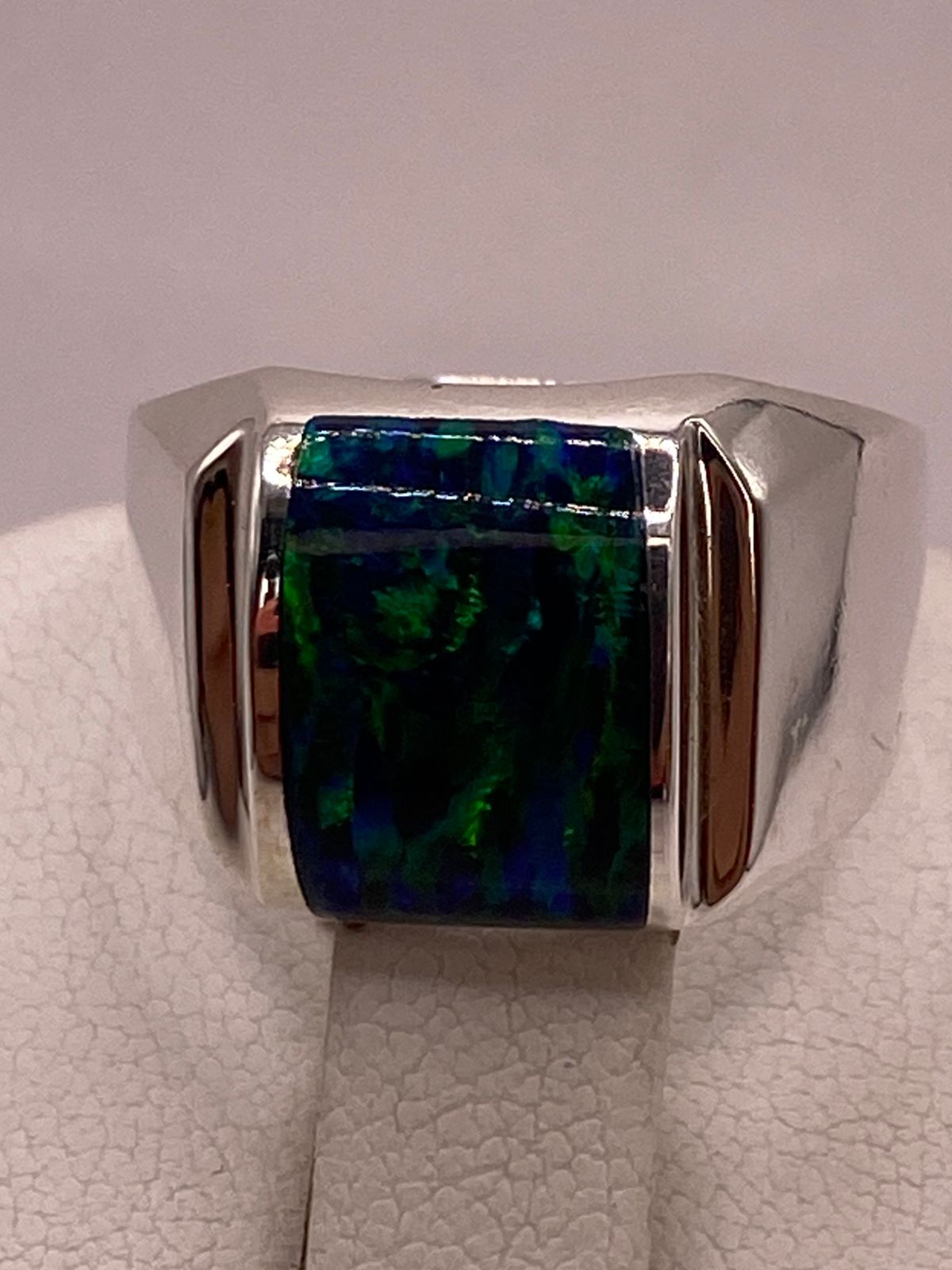 ANILLO CON ÓPALO DE FUEGO AZUL MARINO EN PLATA LEY .950