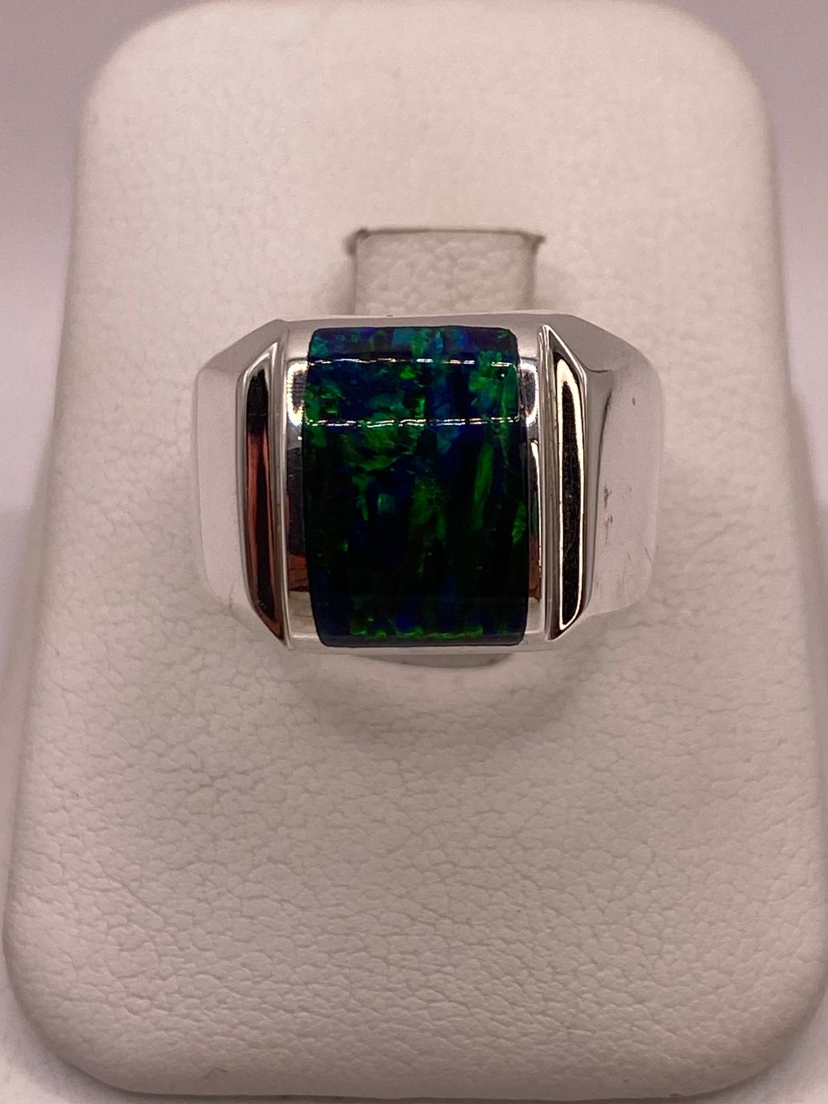 ANILLO CON ÓPALO DE FUEGO AZUL MARINO EN PLATA LEY .950