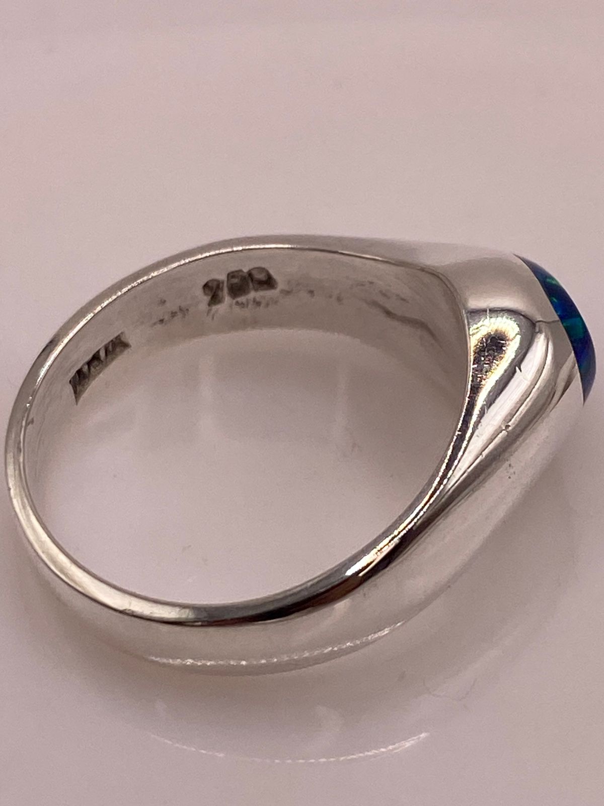 ANILLO CON ÓPALO DE FUEGO AZUL MARINO EN PLATA LEY .950
