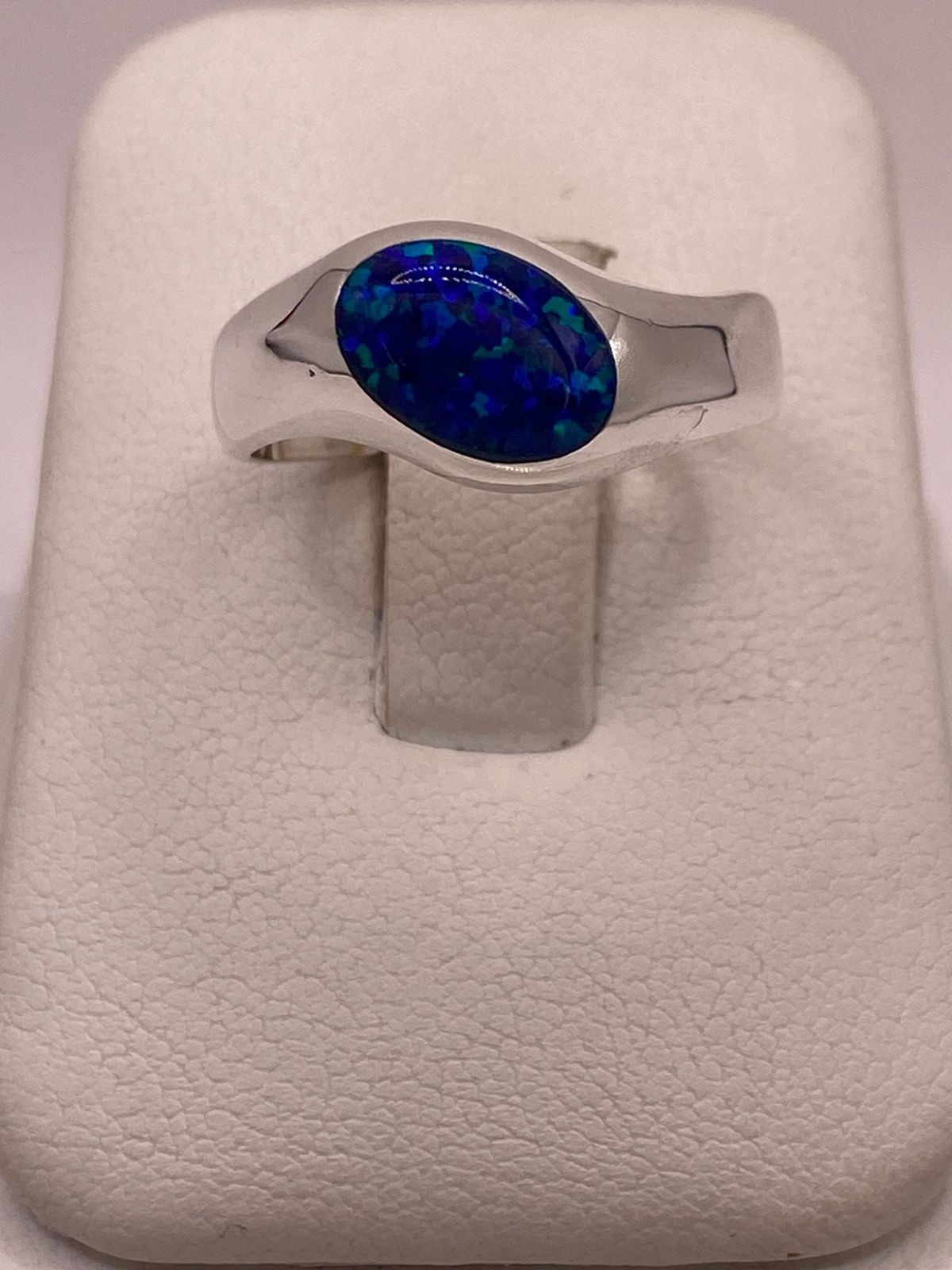ANILLO CON ÓPALO DE FUEGO AZUL MARINO EN PLATA LEY .950