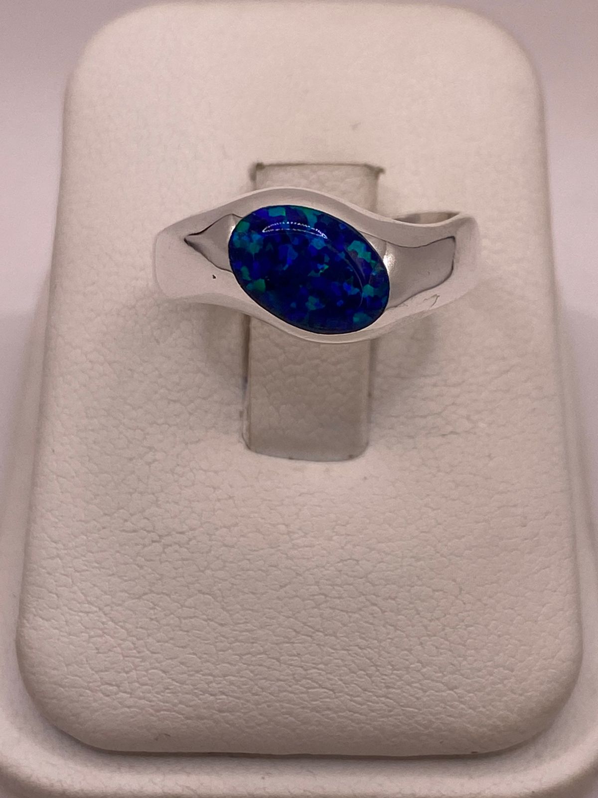ANILLO CON ÓPALO DE FUEGO AZUL MARINO EN PLATA LEY .950