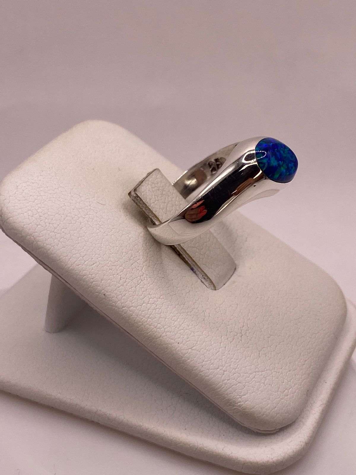 ANILLO CON ÓPALO DE FUEGO AZUL MARINO EN PLATA LEY .950