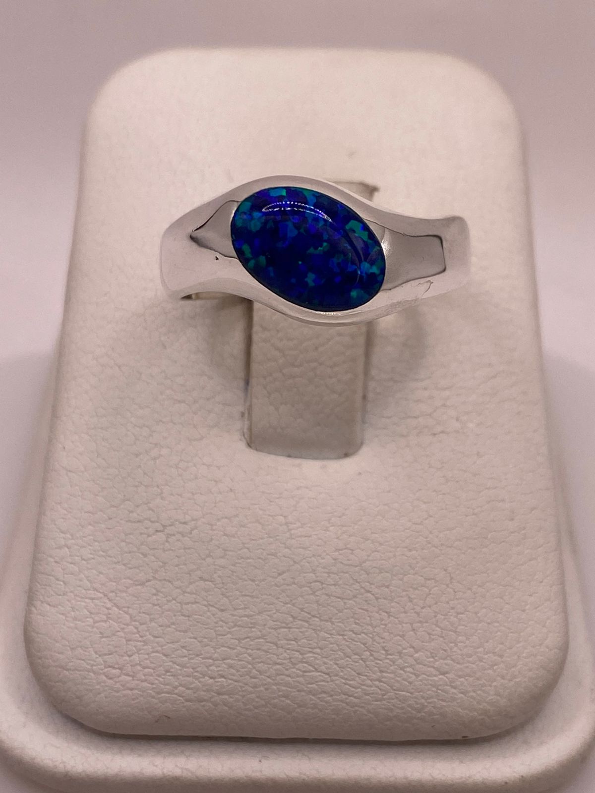 ANILLO CON ÓPALO DE FUEGO AZUL MARINO EN PLATA LEY .950
