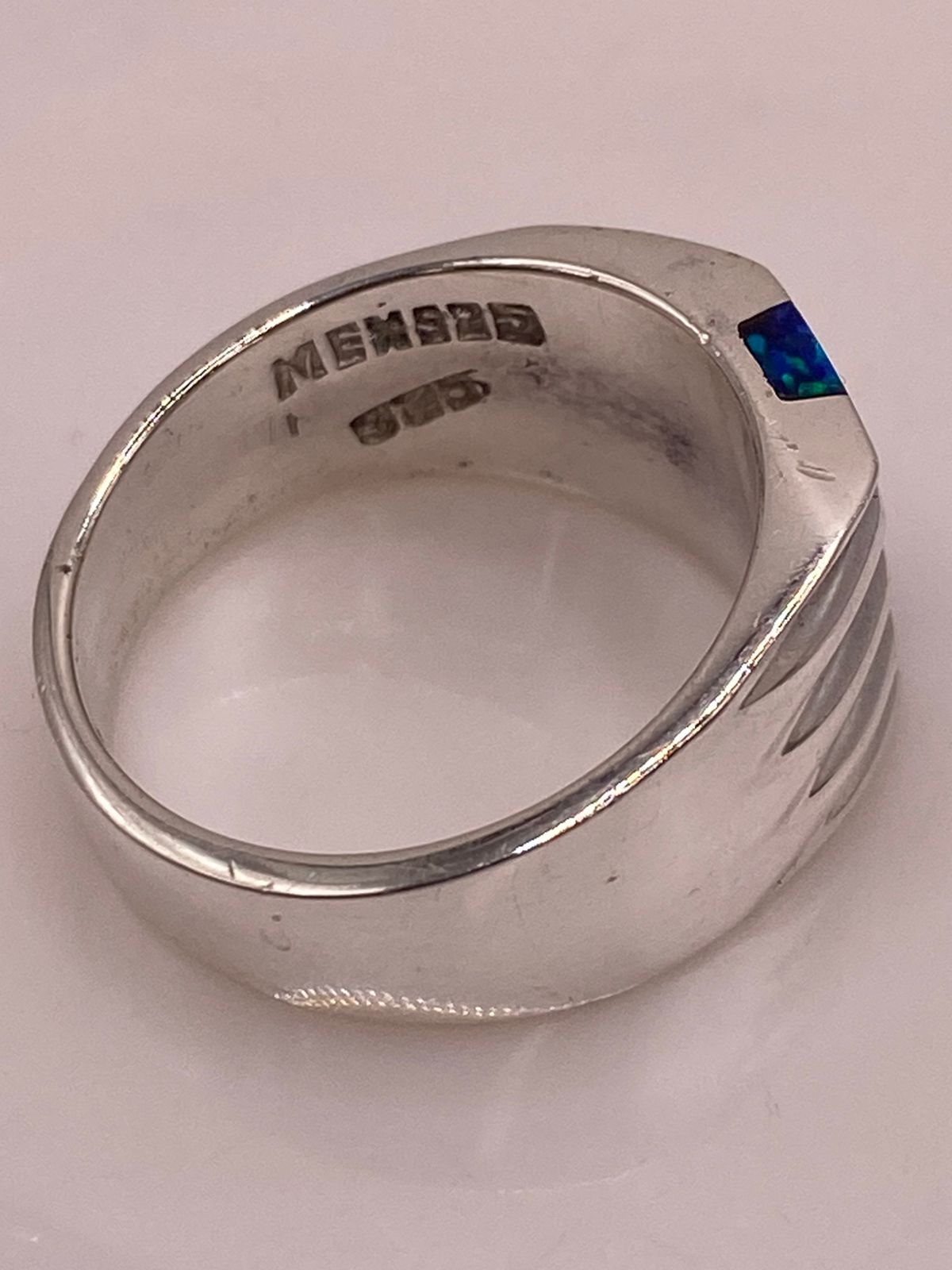 Anillo de Ópalo de Fuego Azul en Plata Ley .925