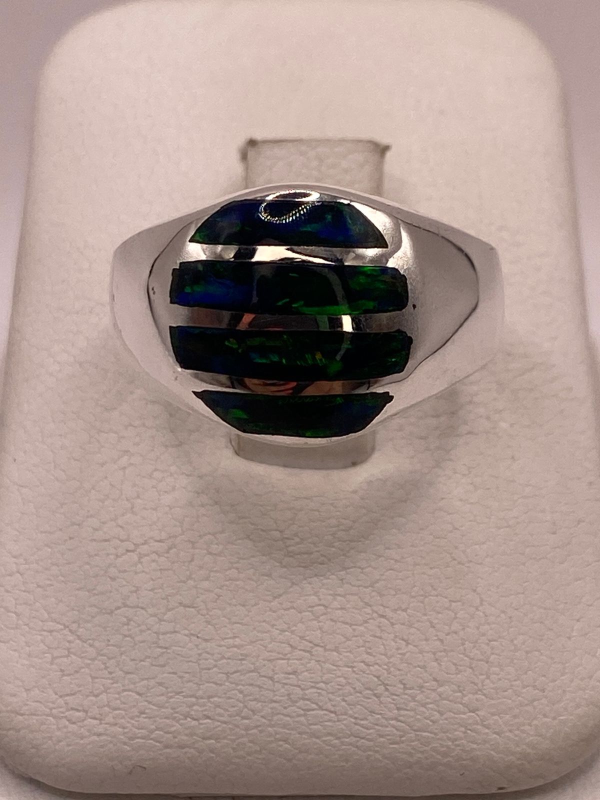 ANILLO CON ÓPALO DE FUEGO AZUL EN PLATA LEY .950
