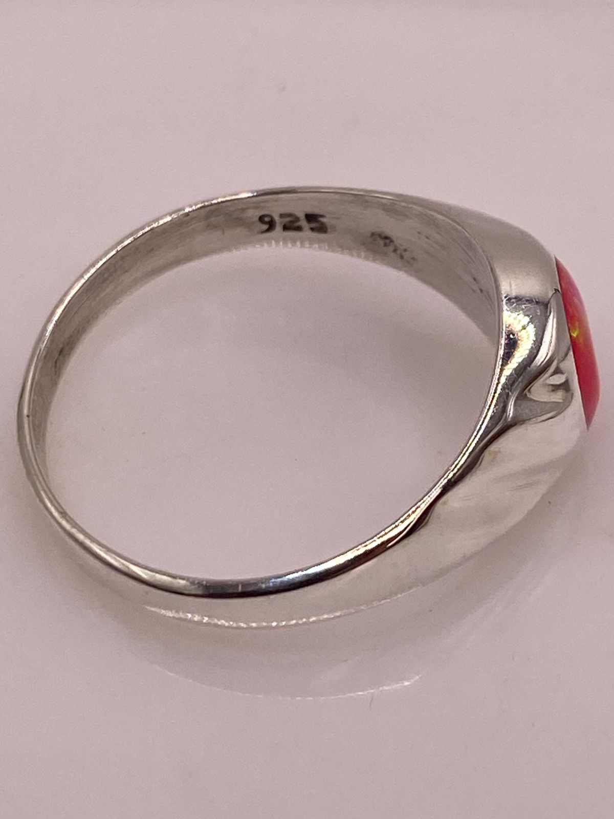 ANILLO DE ÓPALO DE FUEGO FUCSIA CON DESTELLOS VERDES IRIDISCENTES EN PLATA LEY .925