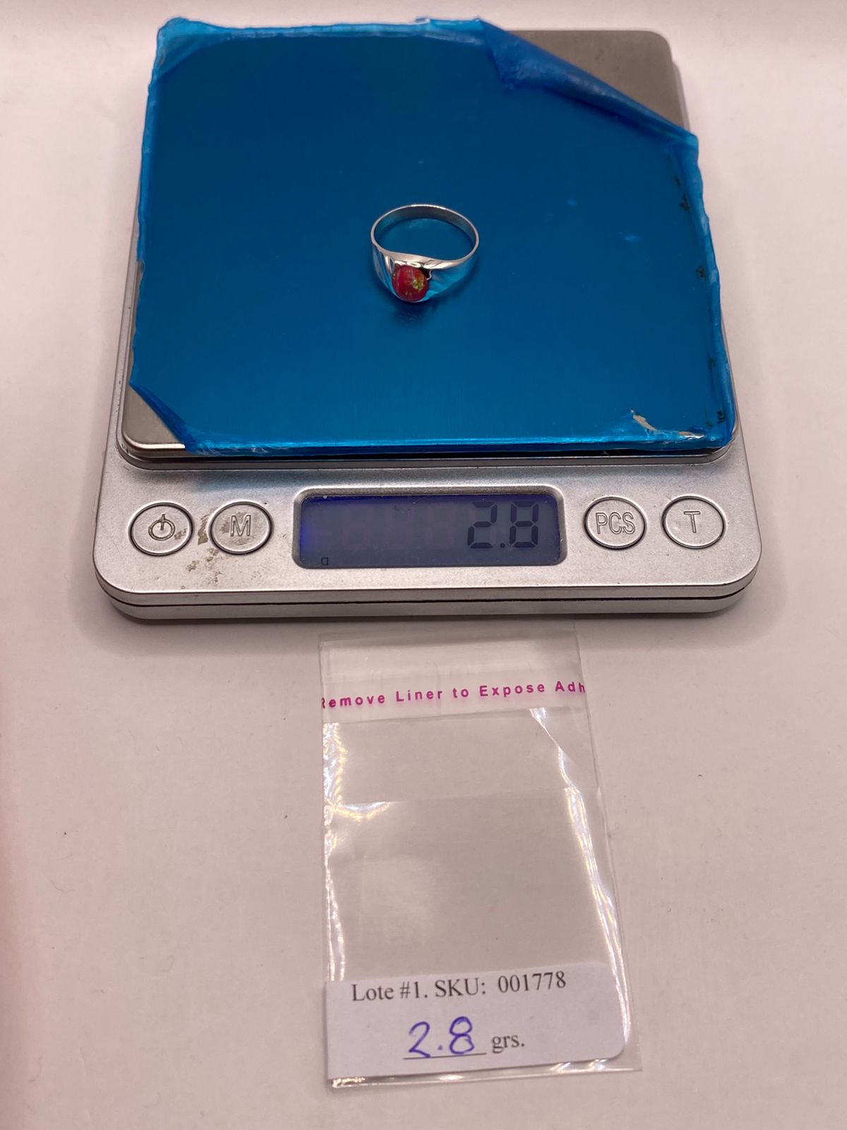 ANILLO DE ÓPALO DE FUEGO FUCSIA CON DESTELLOS VERDES IRIDISCENTES EN PLATA LEY .925