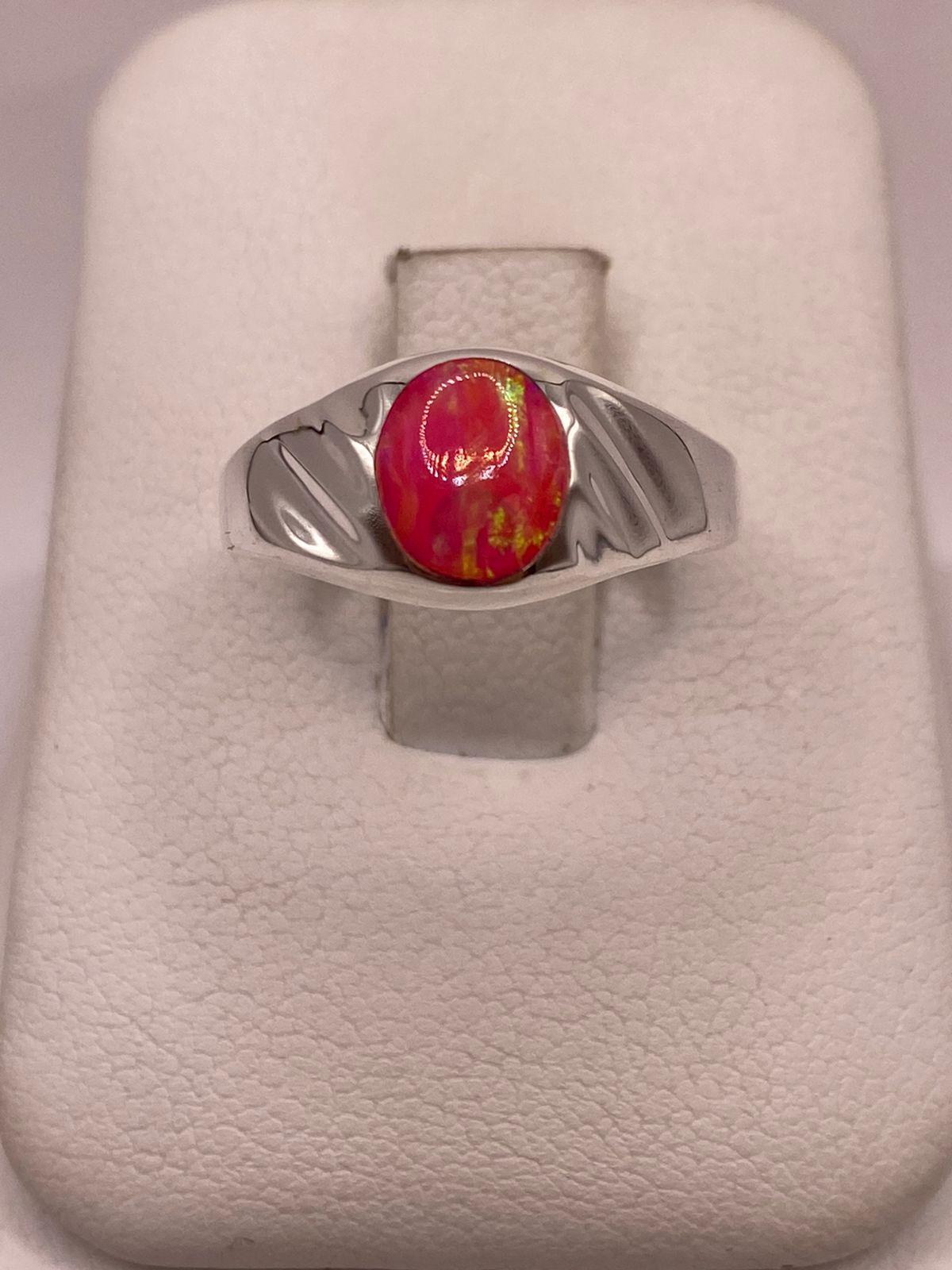 ANILLO DE ÓPALO DE FUEGO FUCSIA CON DESTELLOS VERDES IRIDISCENTES EN PLATA LEY .925