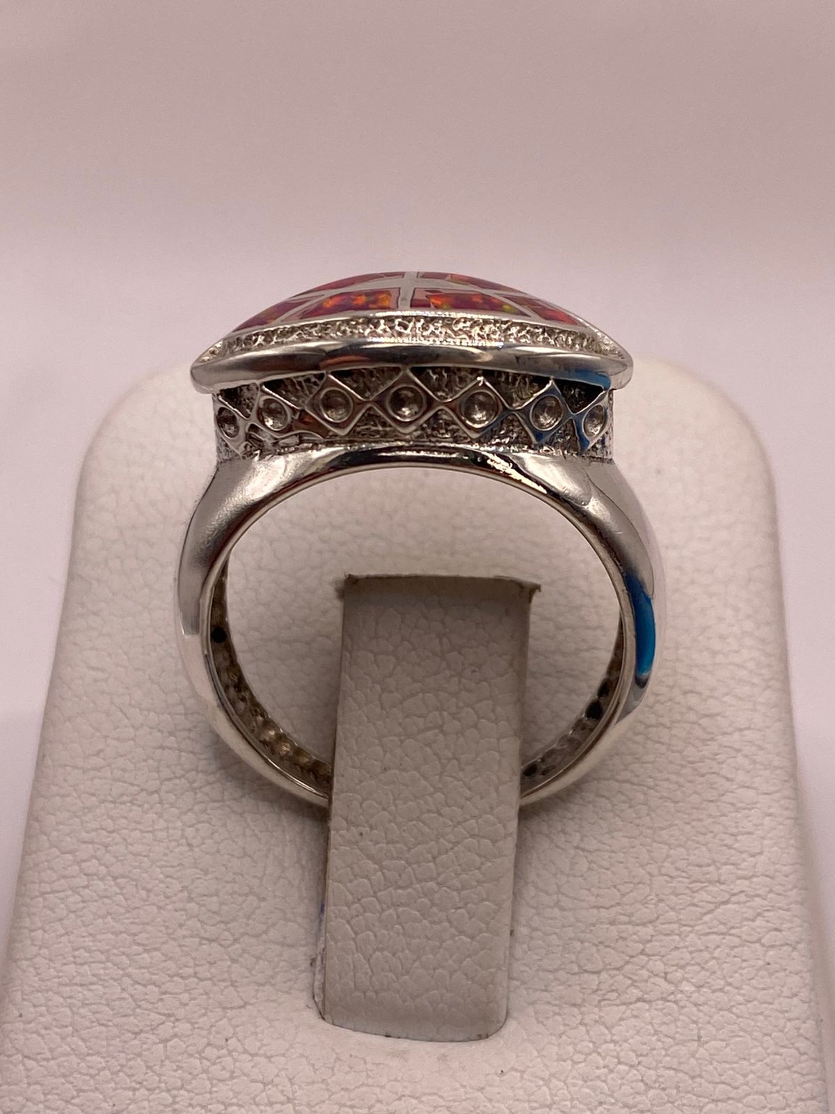 Anillo de Ópalo de Fuego Fucsia en Plata Ley .950