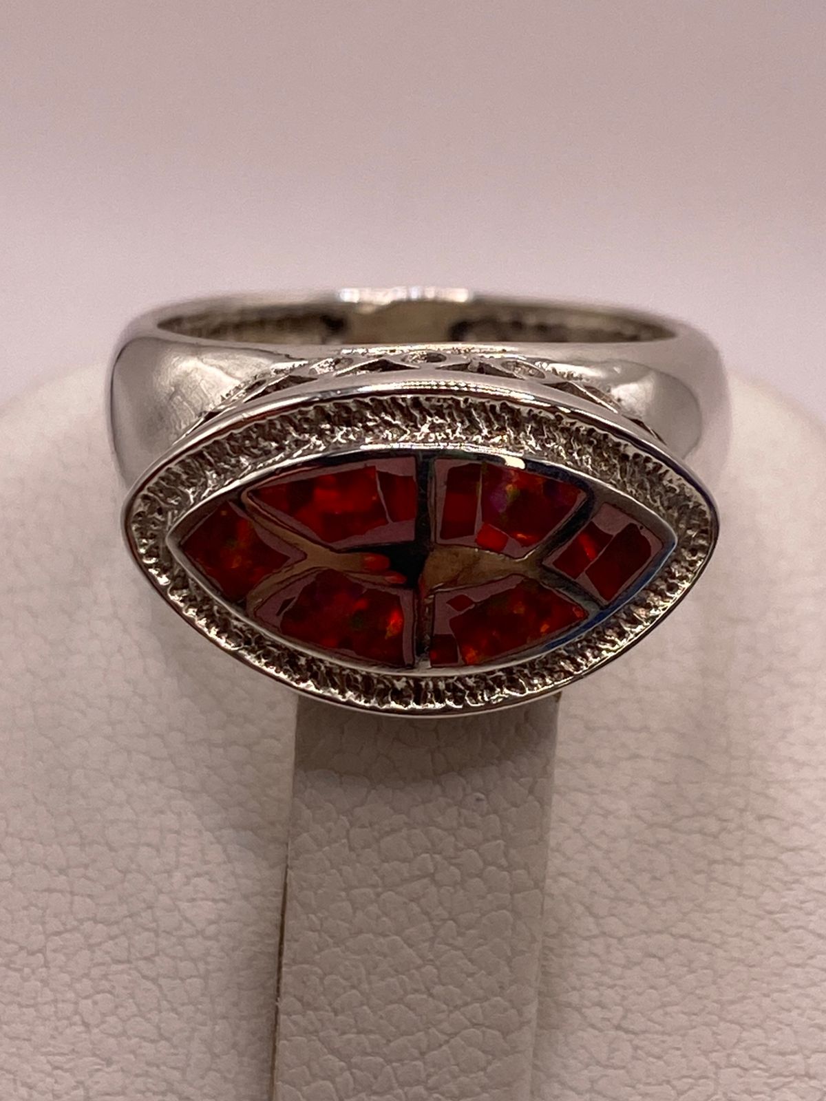 Anillo de Ópalo de Fuego Fucsia en Plata Ley .950