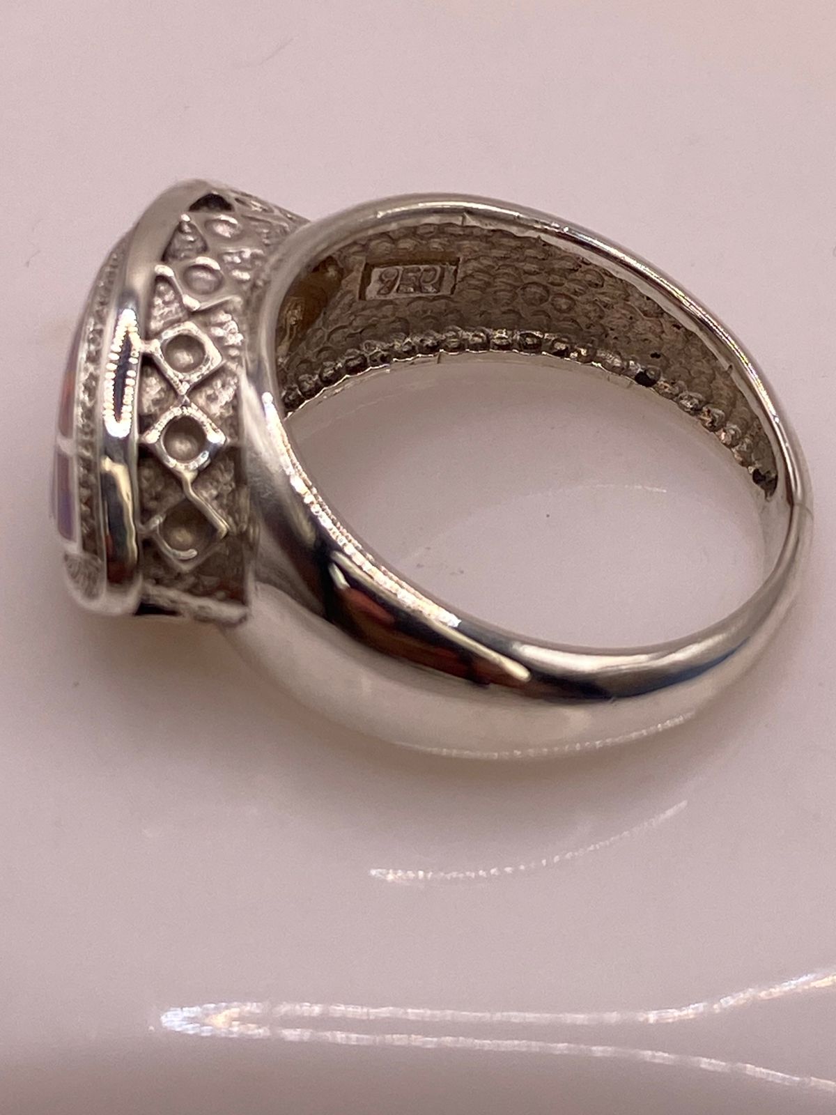 Anillo de Ópalo de Fuego Fucsia en Plata Ley .950