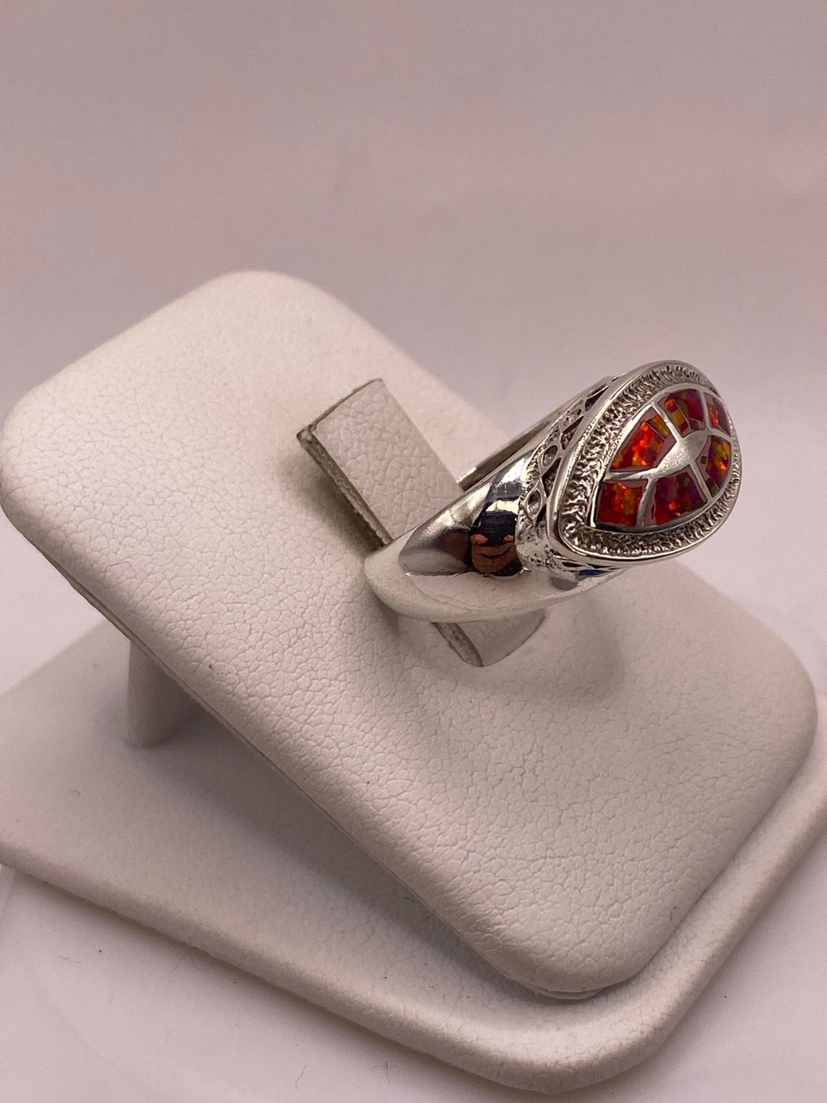 Anillo de Ópalo de Fuego Fucsia en Plata Ley .950