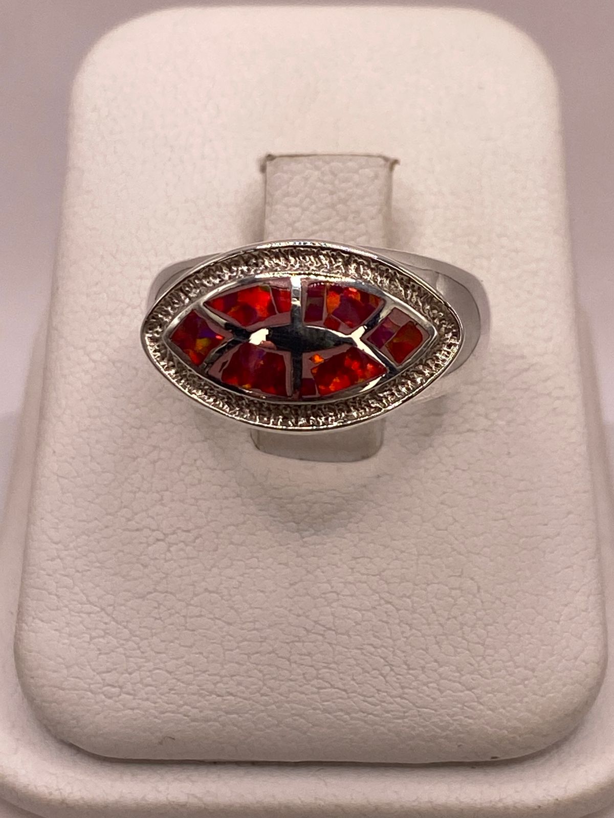 Anillo de Ópalo de Fuego Fucsia en Plata Ley .950