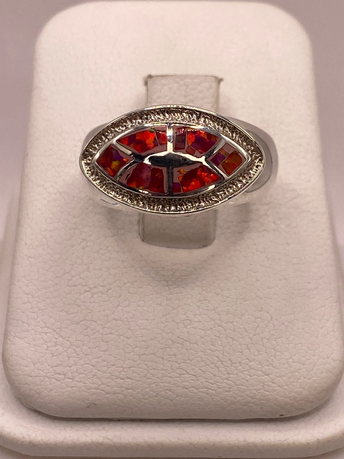 Anillo de Ópalo de Fuego Fucsia en Plata Ley .950