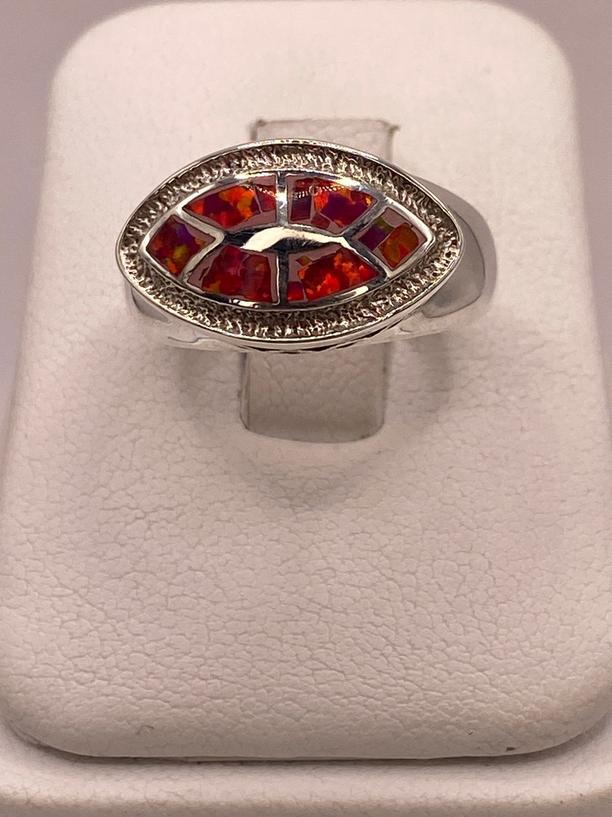 Anillo de Ópalo de Fuego Fucsia en Plata Ley .950