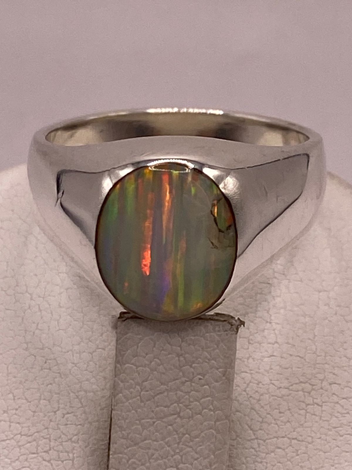 ANILLO DE ÓPALO DE FUEGO IRIDISCENTE EN PLATA LEY .925