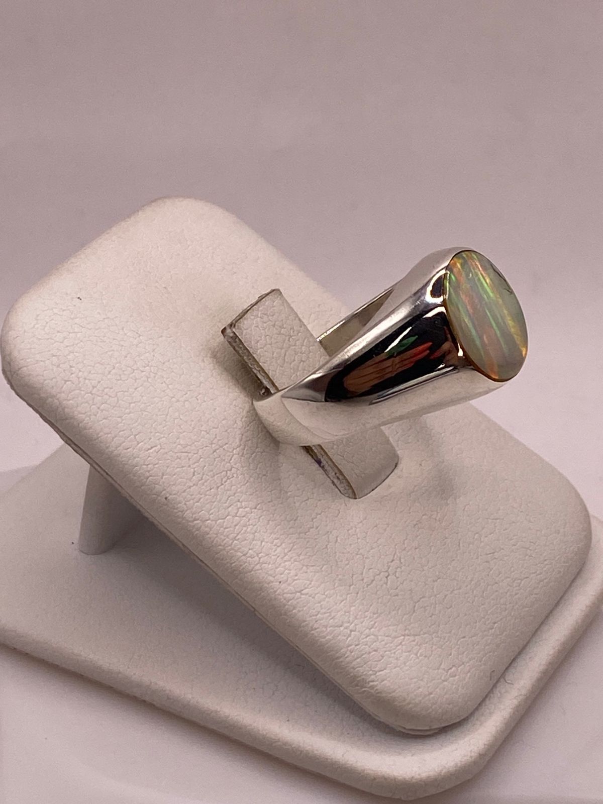 ANILLO DE ÓPALO DE FUEGO IRIDISCENTE EN PLATA LEY .925