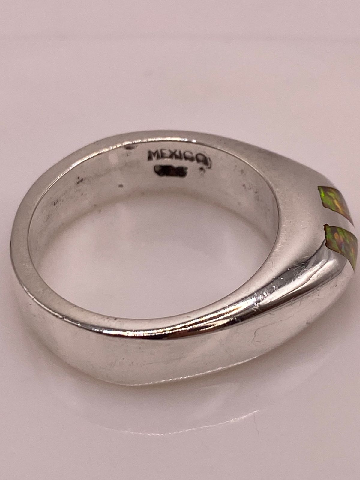 Anillo con Ópalo de Fuego Iridiscente en Plata Ley .925