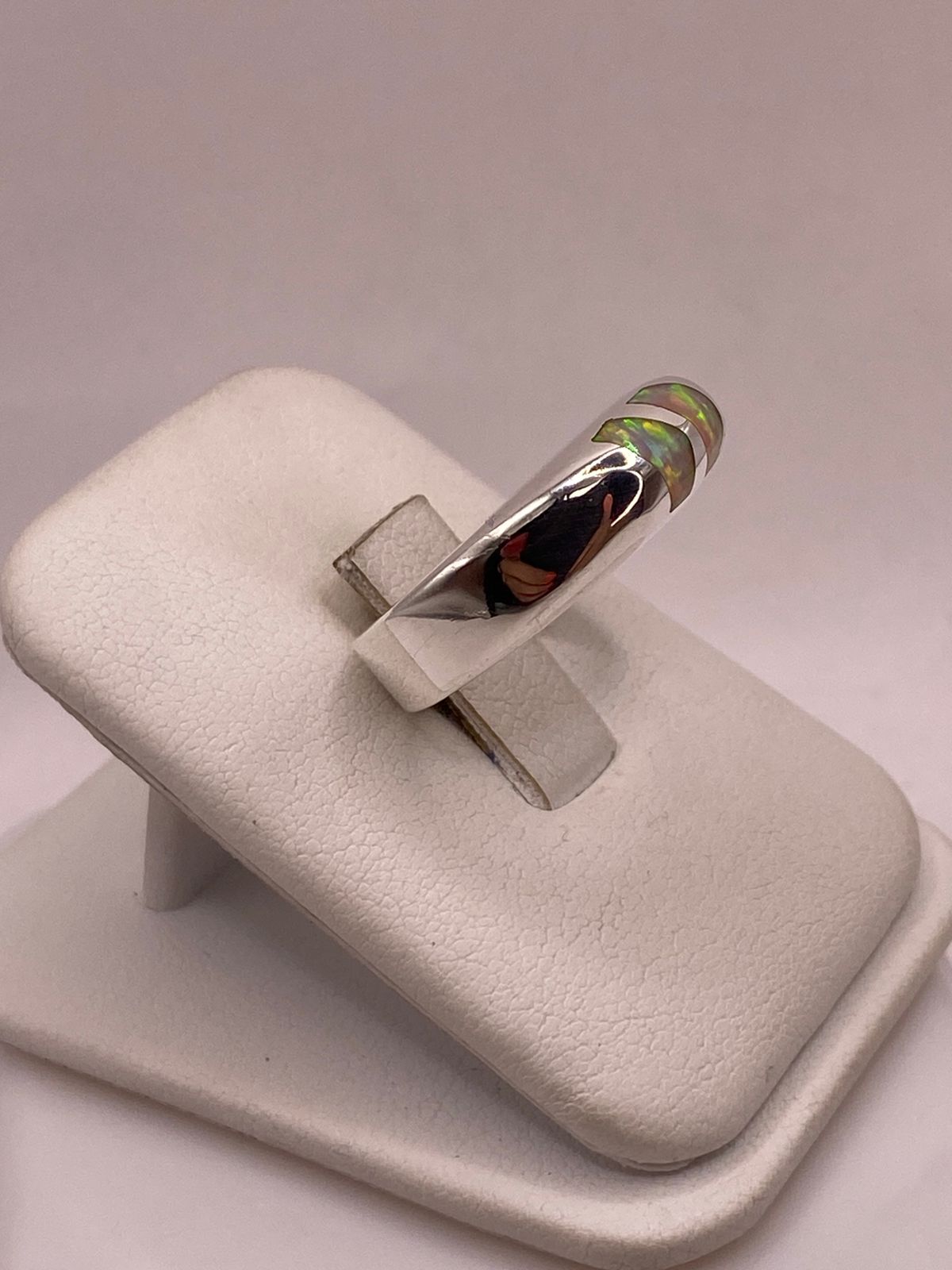 Anillo con Ópalo de Fuego Iridiscente en Plata Ley .925